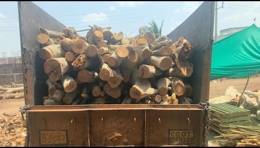 दुर्ग वन विभाग की बड़ी कार्रवाई: प्रतिबंधित लकड़ी से लदी गाड़ी समेत भारी मात्रा में माल जब्त।