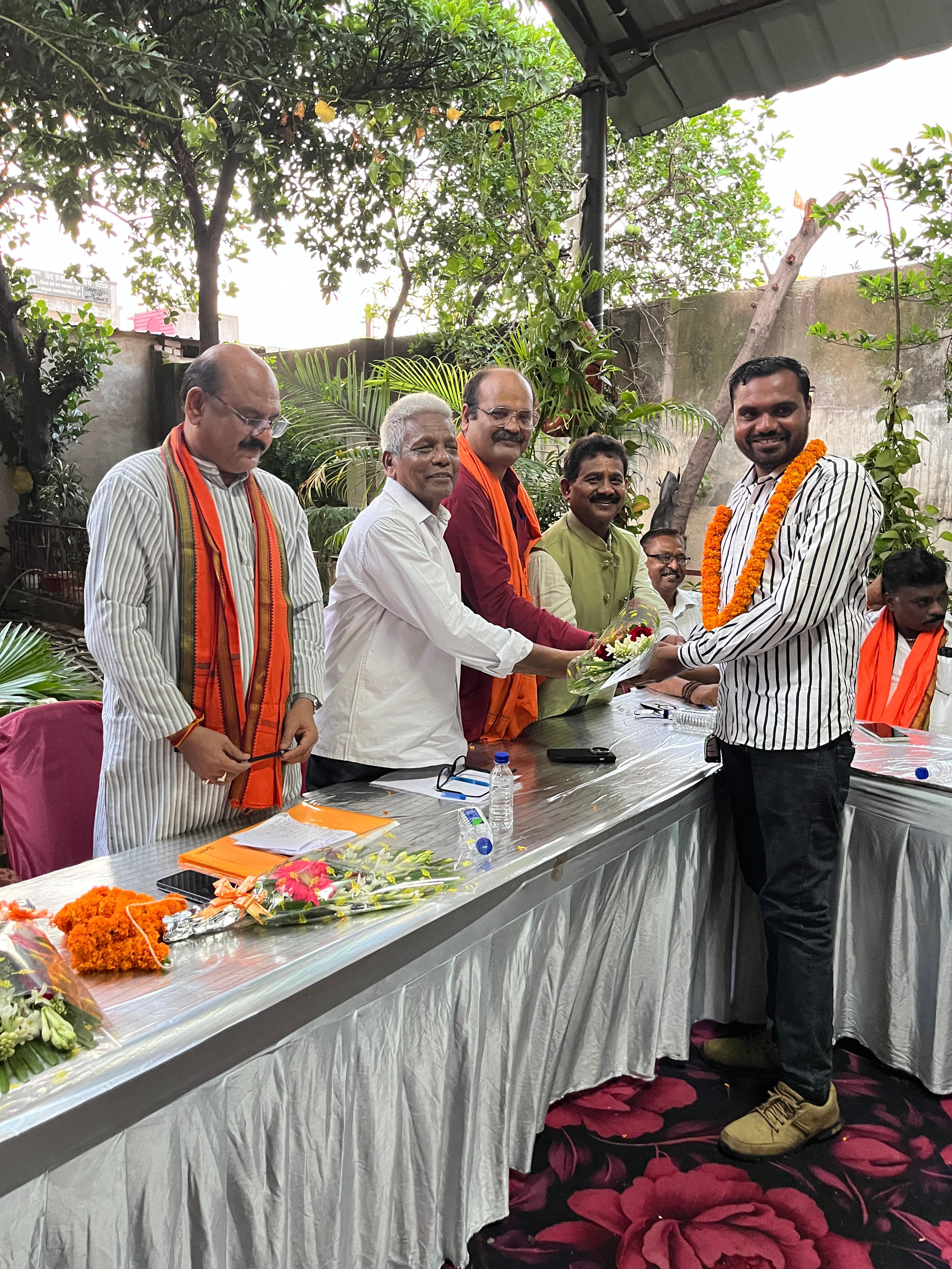 भारतीय जनता पार्टी जिला भिलाई चरोदा मंडल पंचशील नगर पश्चिम विश्वनाथन आचार्य जी के ऑफिस में मंडल का बैठक मंडल अध्यक्ष ए गौरीशंकर के दिशा निर्देश में रखा गया
