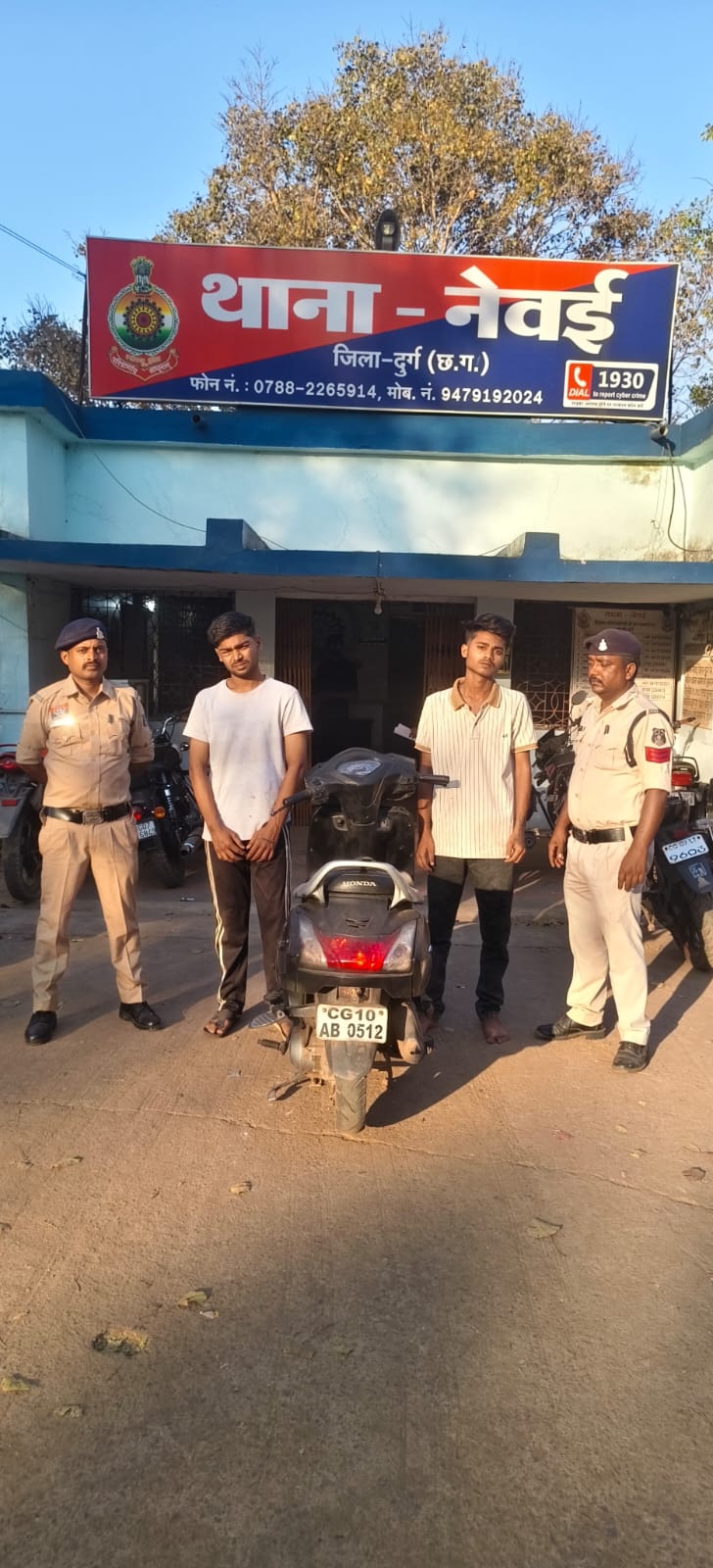 दुर्ग पुलिस (थाना नेवई कि त्वरित कार्यवाही	  धारदार चाकू की नोक पर लूट की घटना को अंजाम देने वाले आरोपीयों को नेवई पुलिस की सक्रियता से   घटना के कुछ ही घण्टों मे किया गया गिरप्तार