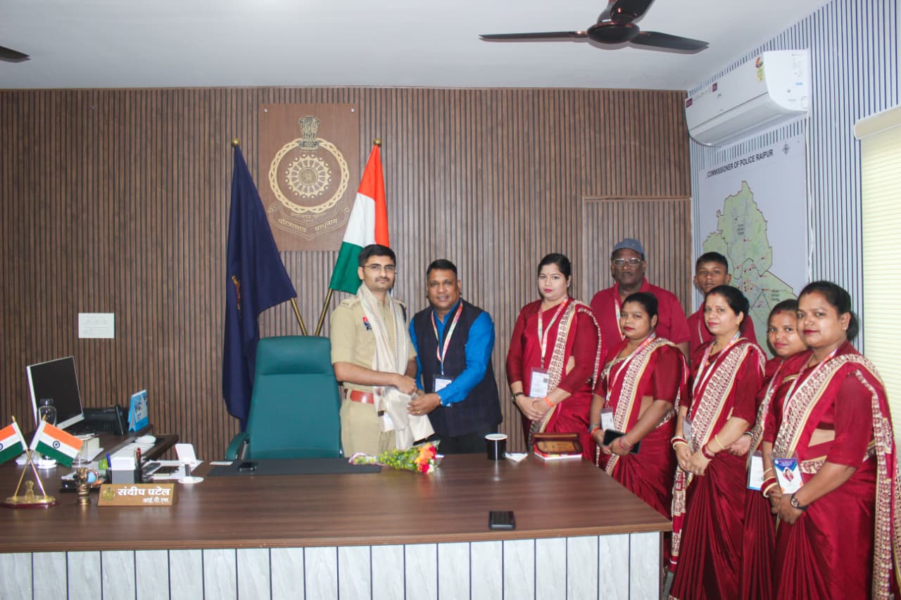 कर्म प्रथम चैरिटेबल फाउंडेशन के सीएमडी डॉ. बद्री प्रसाद गुप्ता ने रायपुर पश्चिम डीसीपी से की सौजन्य मुलाकात।