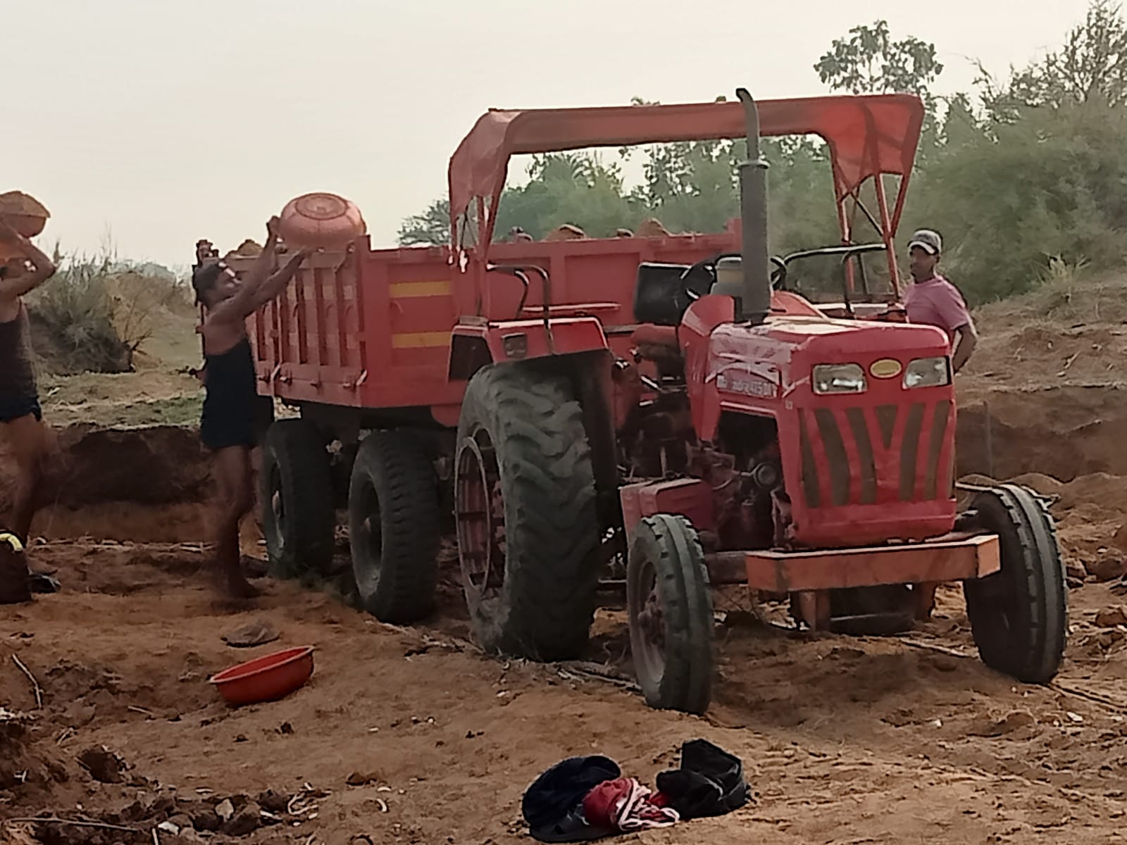 गुंडरदेही क्षेत्र के सिकोसा-खुटेरी में रेत माफियाओं का आतंक: तांदुला नदी का सीना चीरकर धड़ल्ले से हो रही अवैध माइनिंग, ग्रामीणों में भारी आक्रोश।