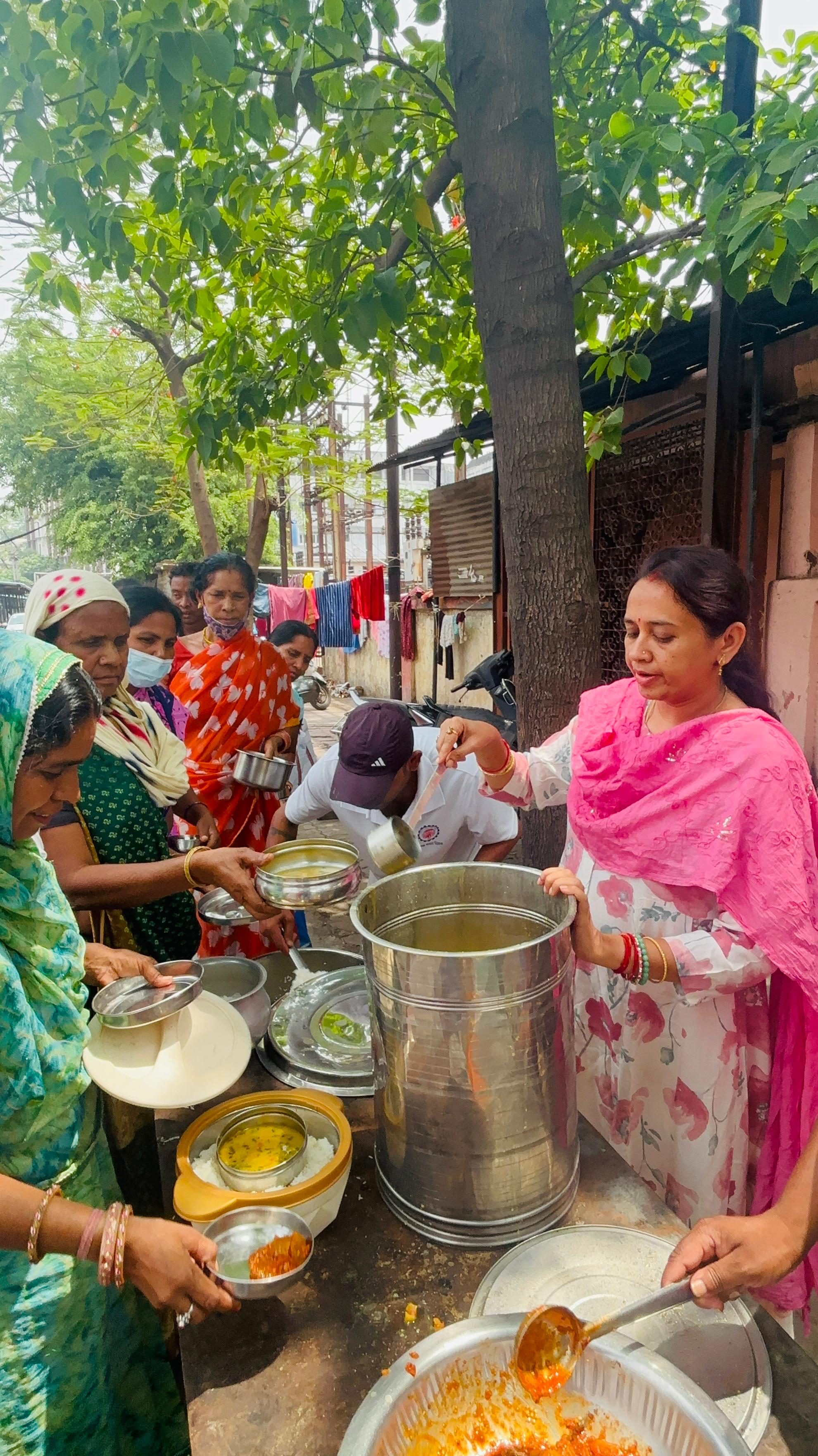 कैंसर पीड़ितों की सेवा में बढ़ाया हाथ: निशा साहू ने भोजन वितरण कर बिखेरी मुस्कान।