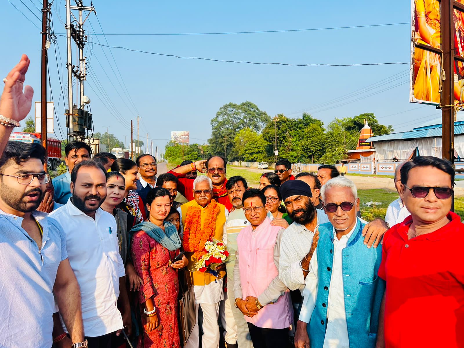 वरिष्ठ विधायक आहिवारा राजमहंत डोमनलाल कोसेवाडा को केबिनेट दर्जा मिलने पर कार्यकर्ता बधाई दिए।