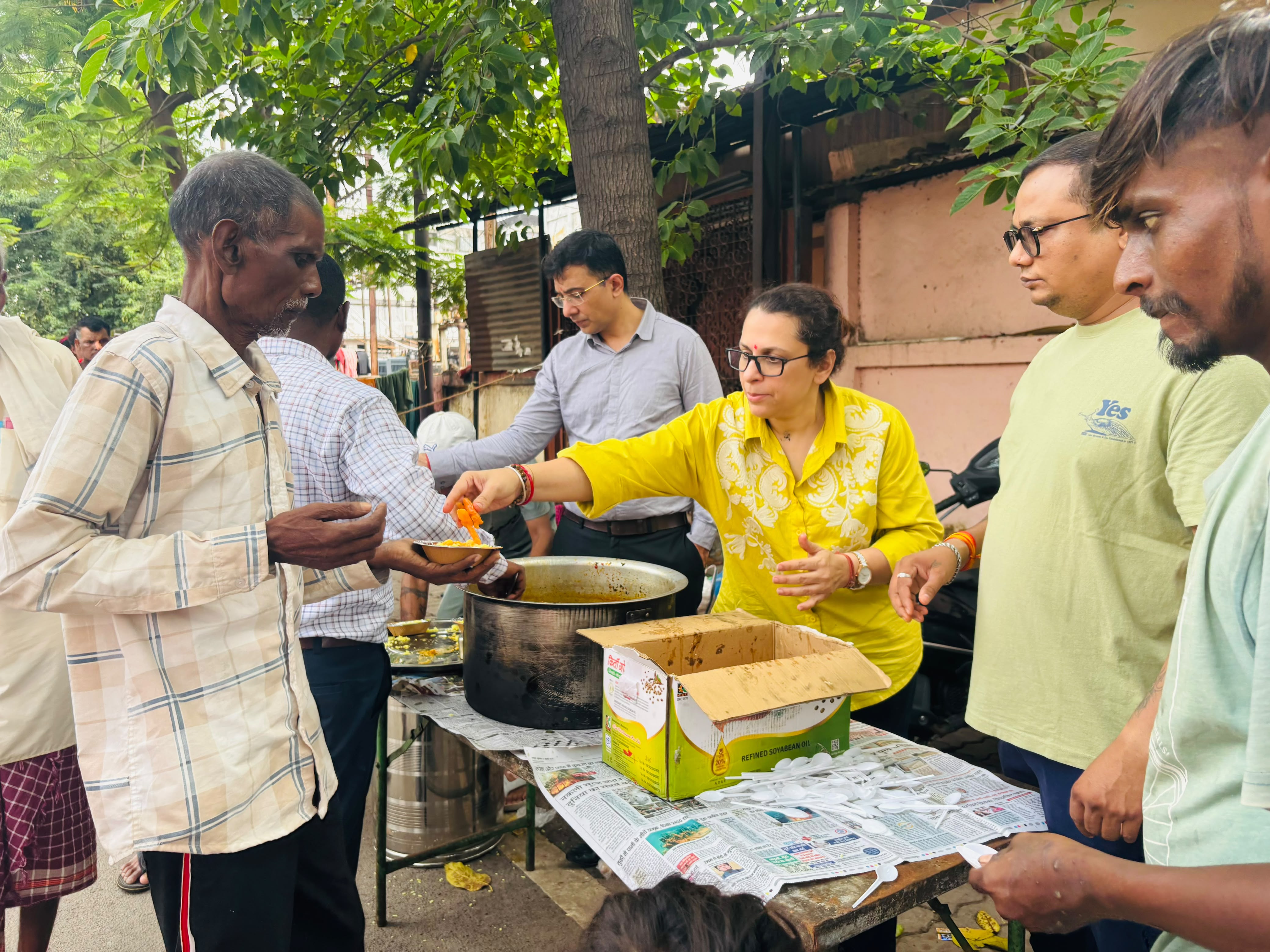 कैंसर पीड़ितों की मदद के लिए आगे आए डॉ. सुनील और डॉ. कनक रमानी: मेकाहारा में बांटे नाश्ता व प्रोटीन पाउडर।