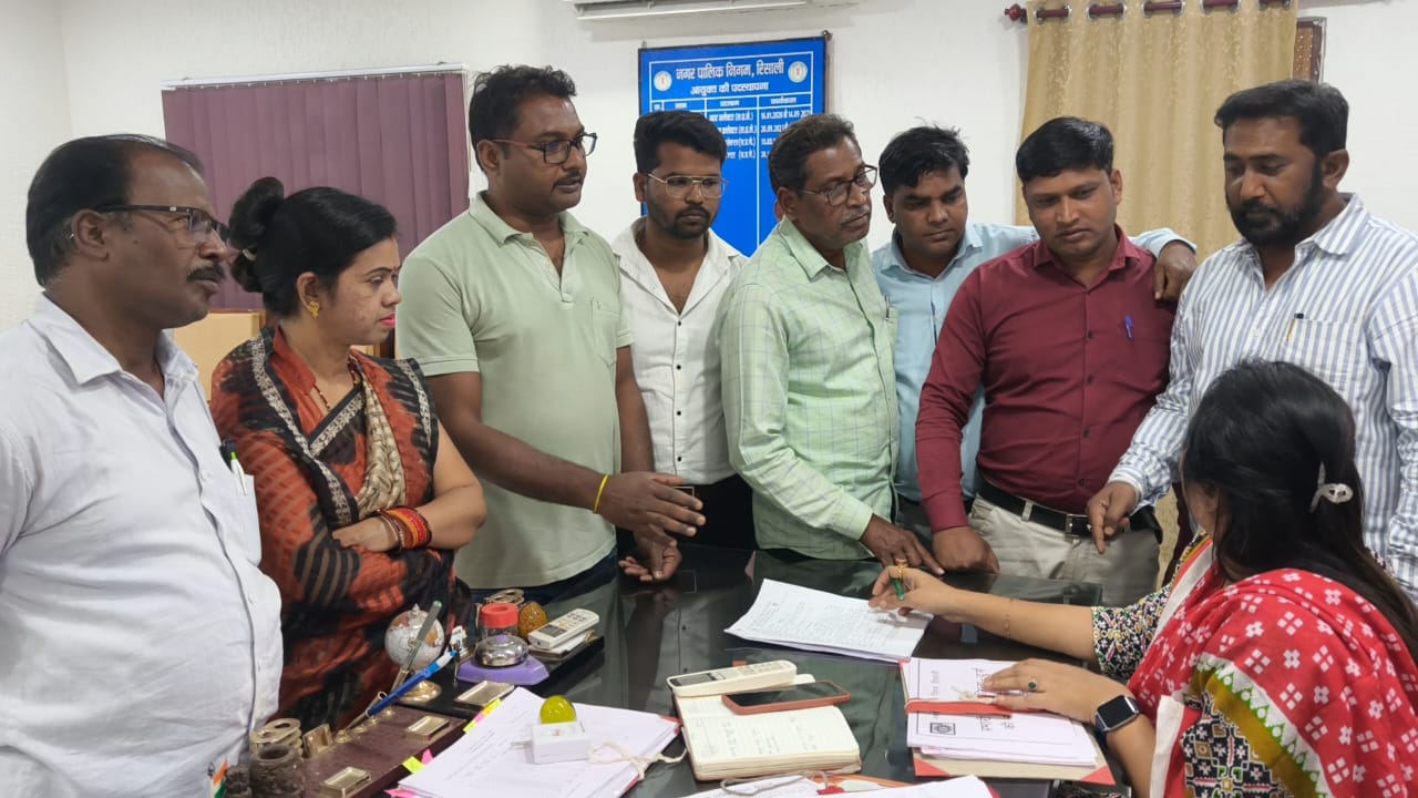 जोरातराई के 84 परिवारों को बड़ी राहत: पट्टा संघर्ष समिति के घेराव के बाद रिसाली निगम ने नोटिस पर लगाई रोक।