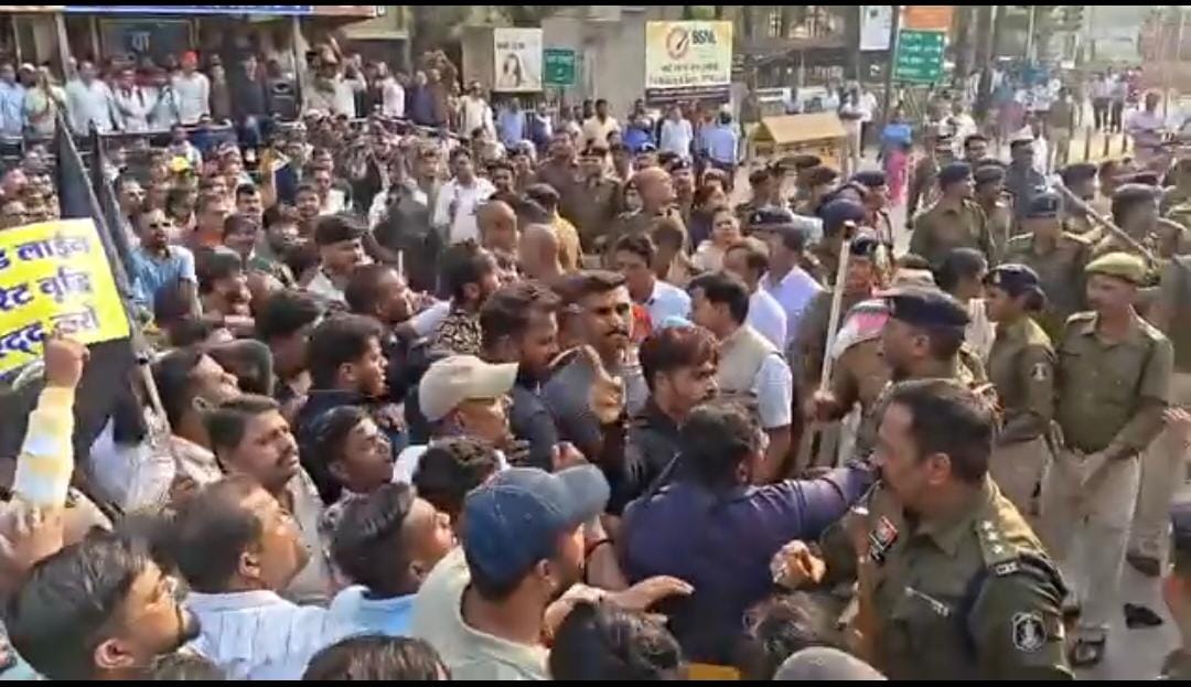 दुर्ग जमीन गाइडलाइन को लेकर विरोध में कई पुलिस कर्मी घायल।