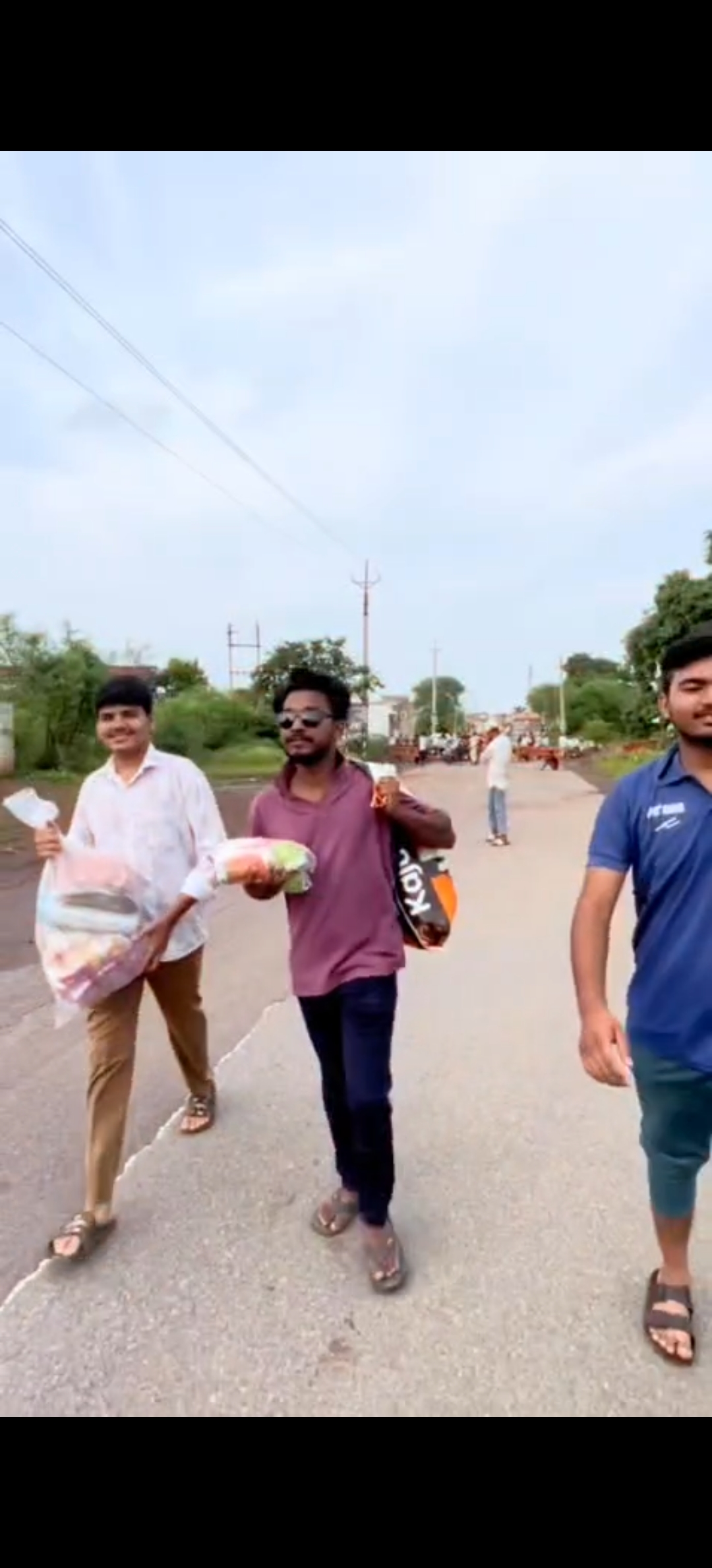 गुण्डरदेही बाढ़ आपदा में पीड़ितों के सच्चे मददगार बने युवा मोर्चा अध्यक्ष नीतीश राजा सोनकर; कमर तक पानी में उतरकर पहुंचाई राहत सामग्री।