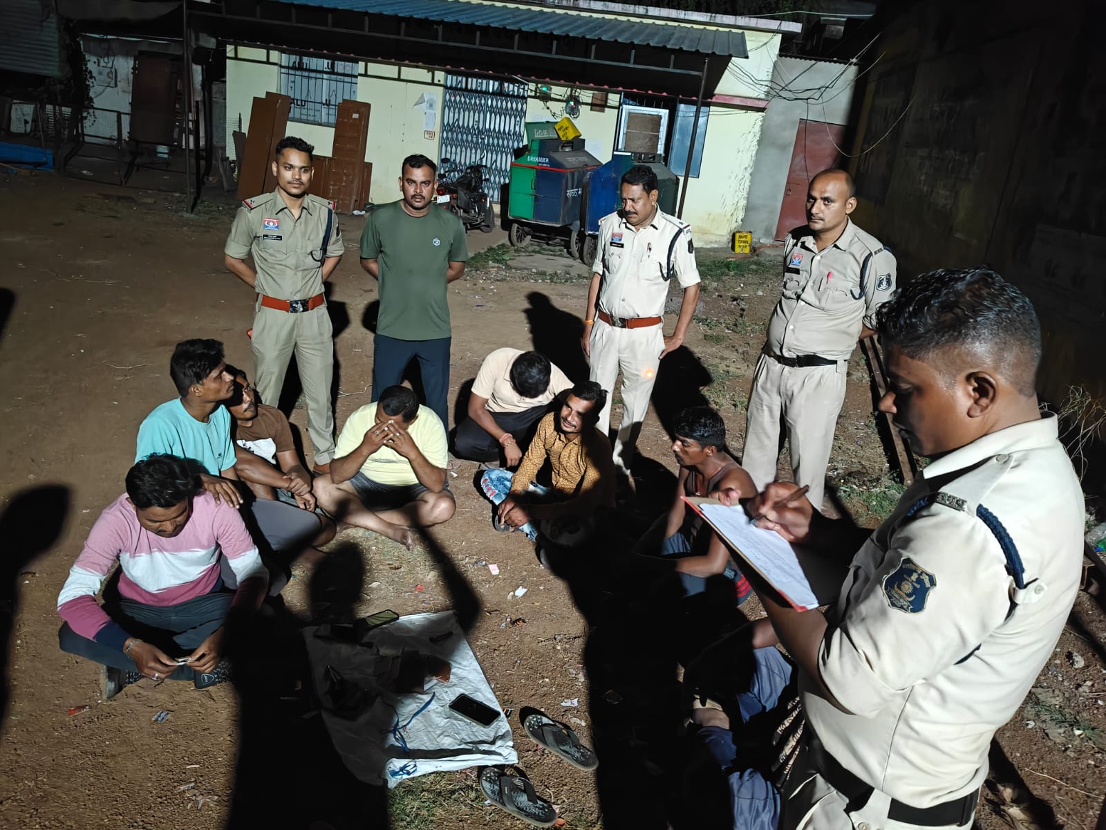 ## ? जुआ खेलते 08 आरोपियों को गुण्डरदेही पुलिस ने पकड़ा