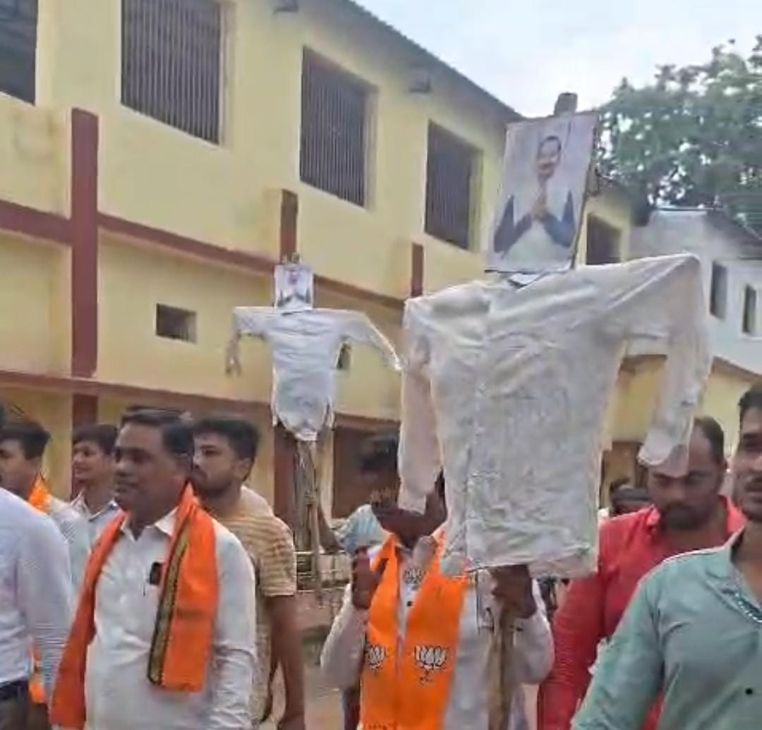 कांग्रेस विधायक कुंवर सिंह निषाद का गुंडरदेही धमतरी चौक में फिर फूंका गया पुतला; युवा मोर्चा ने की कड़ी नारेबाजी।