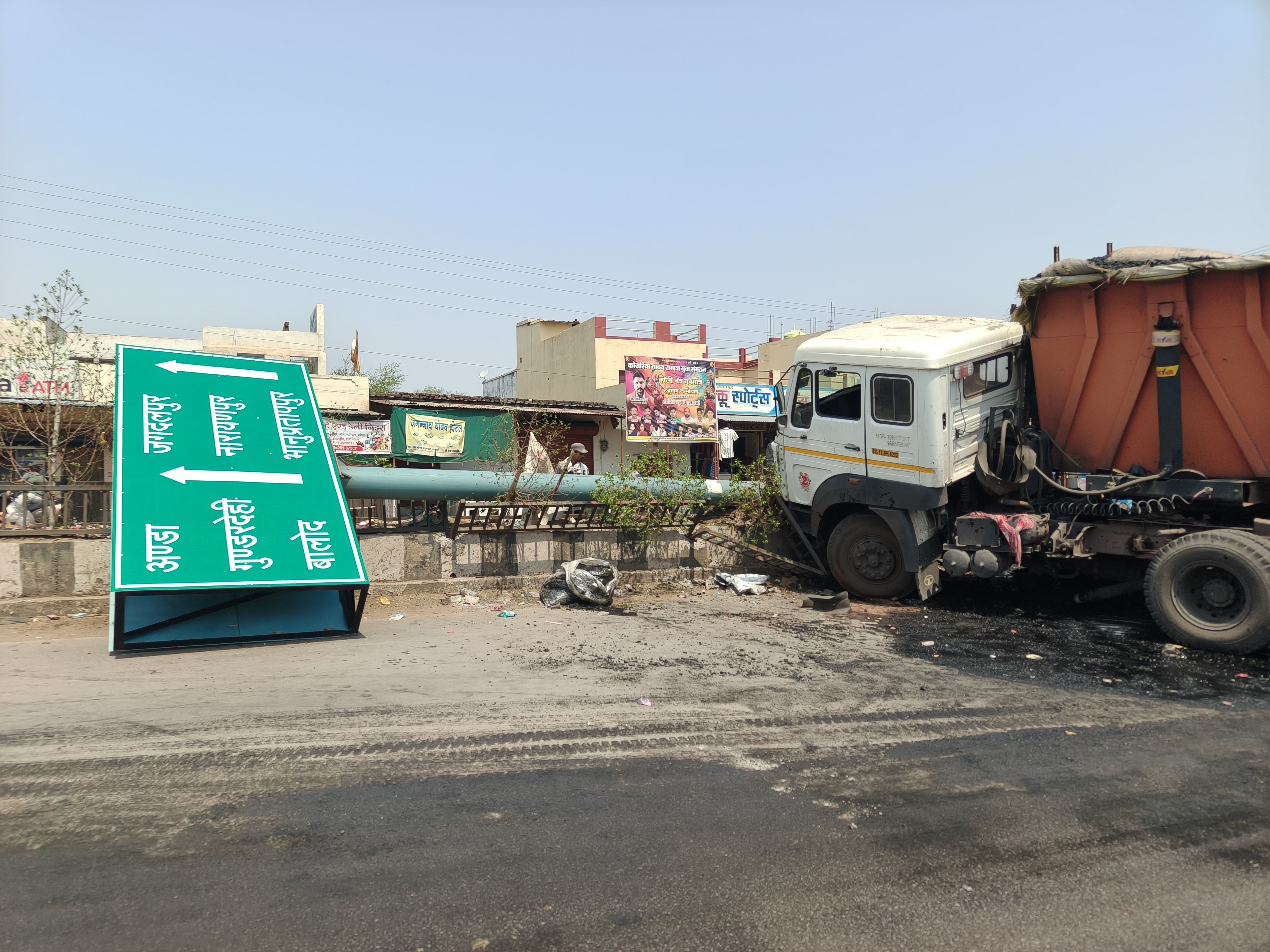 दुर्ग से-बालोद जाने मार्ग पर भीषण सड़क दुर्घटना, अनियंत्रित ट्रक ने साइन बोर्ड को मारी टक्कर; जनहानि टली ।