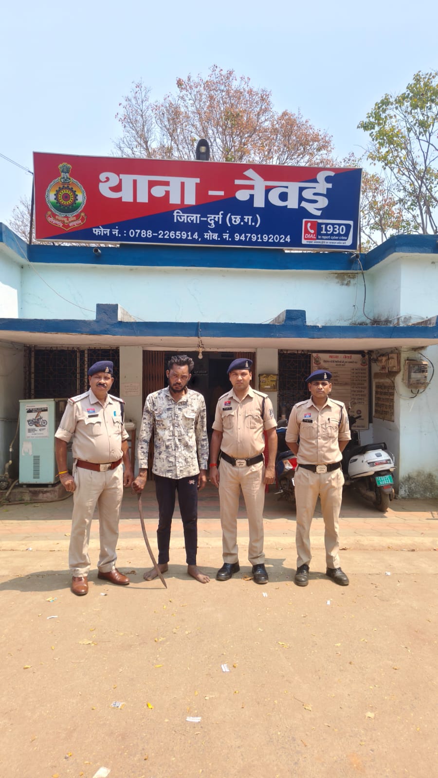 दुर्ग पुलिस (थाना नेवई कि त्वरित कार्यवाही लोहे का धारदार हथियार लेकर लोगों के सामने लहरा कर दहशत फैलाने वाले आरोपी को किया गया गिरप्तार