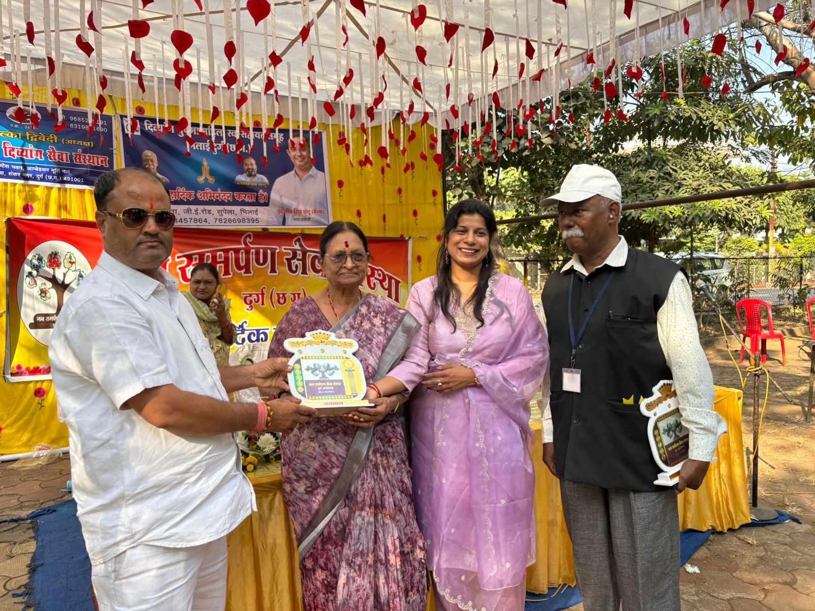 दिव्यांगजनों ने गाया मधुर गीत और दिखाई प्रतिभा मिला सम्मान एवं पुरस्कार।