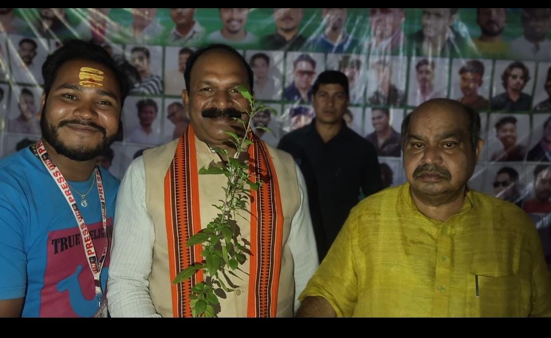 रायपुर उत्तर विधायक व उत्कल समाज नेता पुरंदर मिश्रा का जन्मदिन मनाया गया, युवा पत्रकार सेवा सुरक्षा समिति ने तुलसी पौधा भेंट कर दी शुभकामनाएं।
