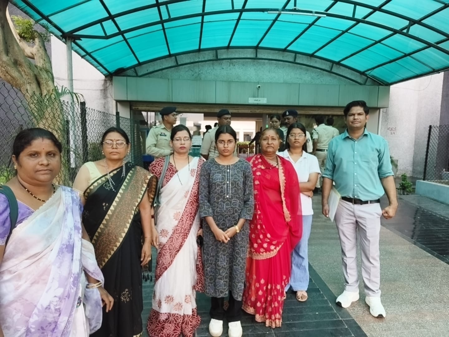 रायपुर DGP डरे पुलिस परिवार से, दीवान ने आरोप लगाया कि नक्सल क्षेत्र में पदस्थ निरीक्षकों और उपनिरीक्षकों के ट्रांसफर करने से बचने के लिए परिवार से मिलने से मना किया ।