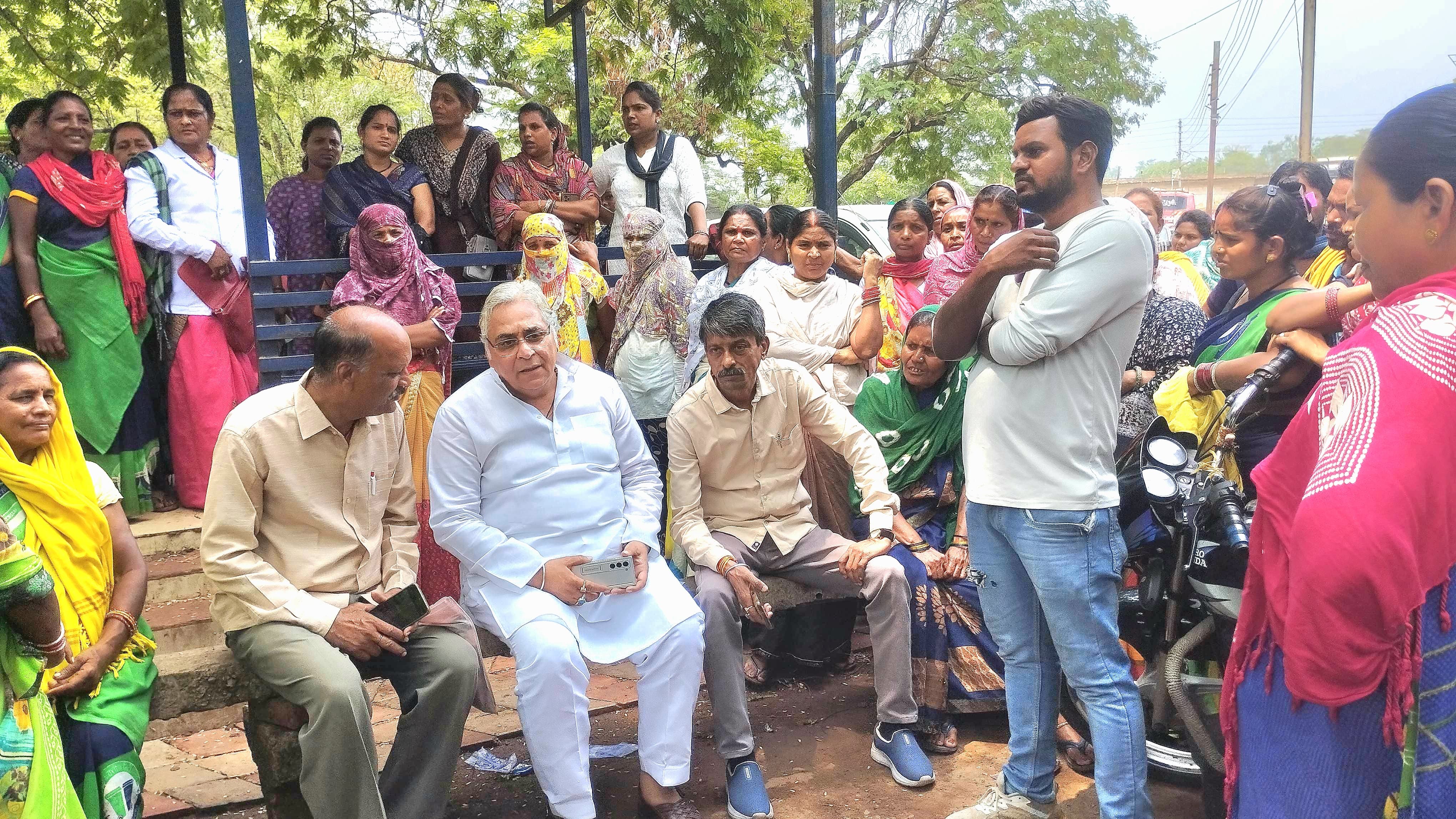 7 दिन से बंद झाड़ू, गूंज रहा है इंसाफ का नारा* : *निगम में* *धरने पर बैठे कर्मियों के समर्थन में उतरे अरुण वोरा,कहा - 