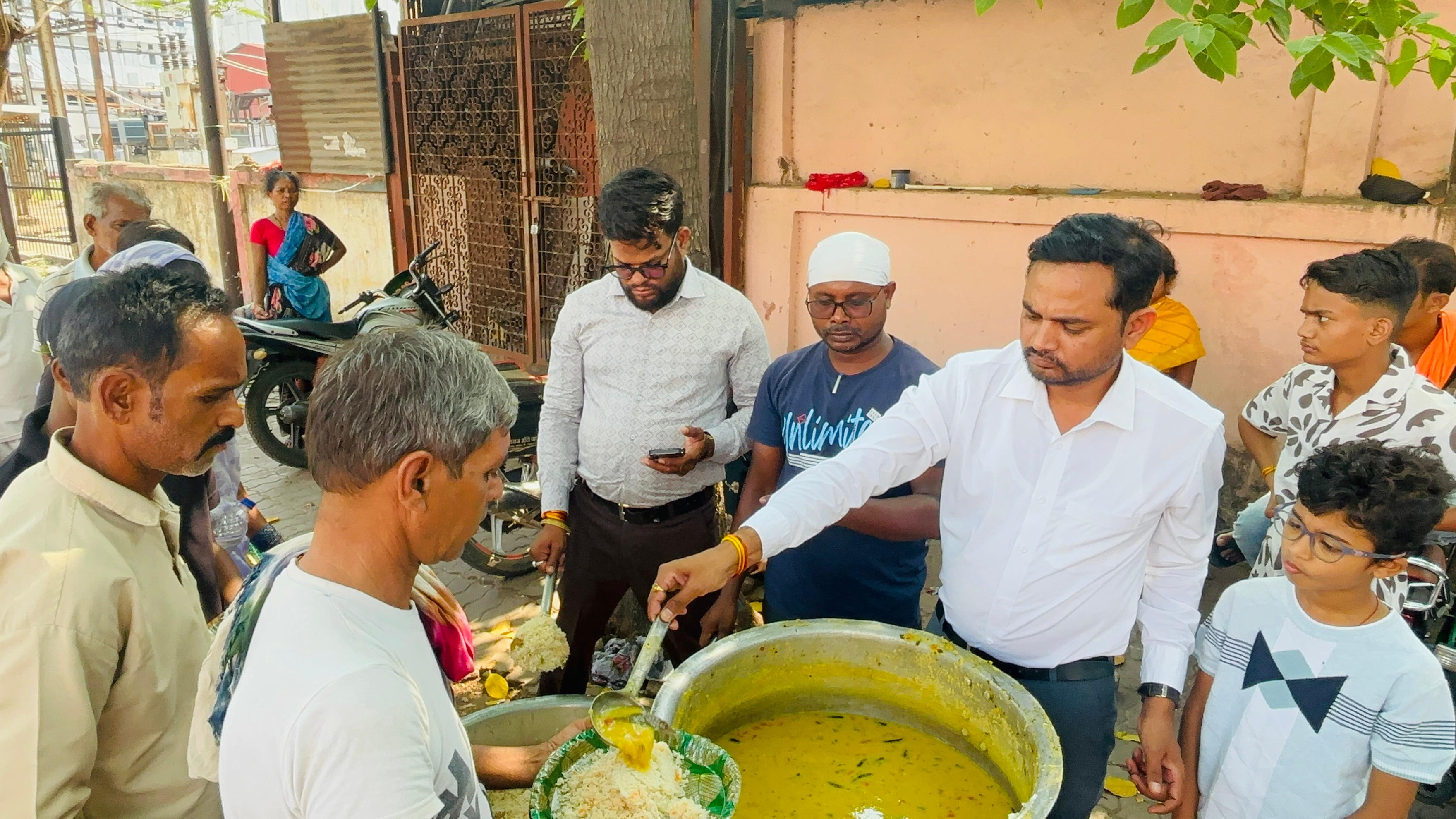 मानवता की मिसाल: समाजसेवियों ने कैंसर पीड़ितों और उनके परिजनों को कराया भोजन।