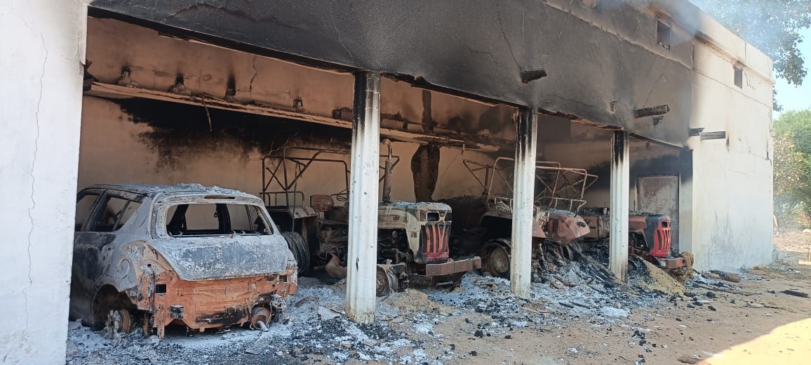 गुण्डरदेहीखेरूद के 65 एकड़ की किसान राजेश यदु, के तीन ट्रैक्टर एक स्विफ्ट कार और 300 कट्टाधान जल कर राख हो गए,, घटना कैसे हुई जांच कर रही पुलिस,,,