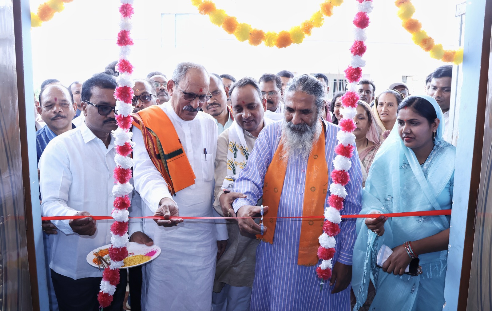 सांसद श्री भोजराज नाग ने किया ग्राम गुजरा में किसान कुटीर का लोकार्पण।