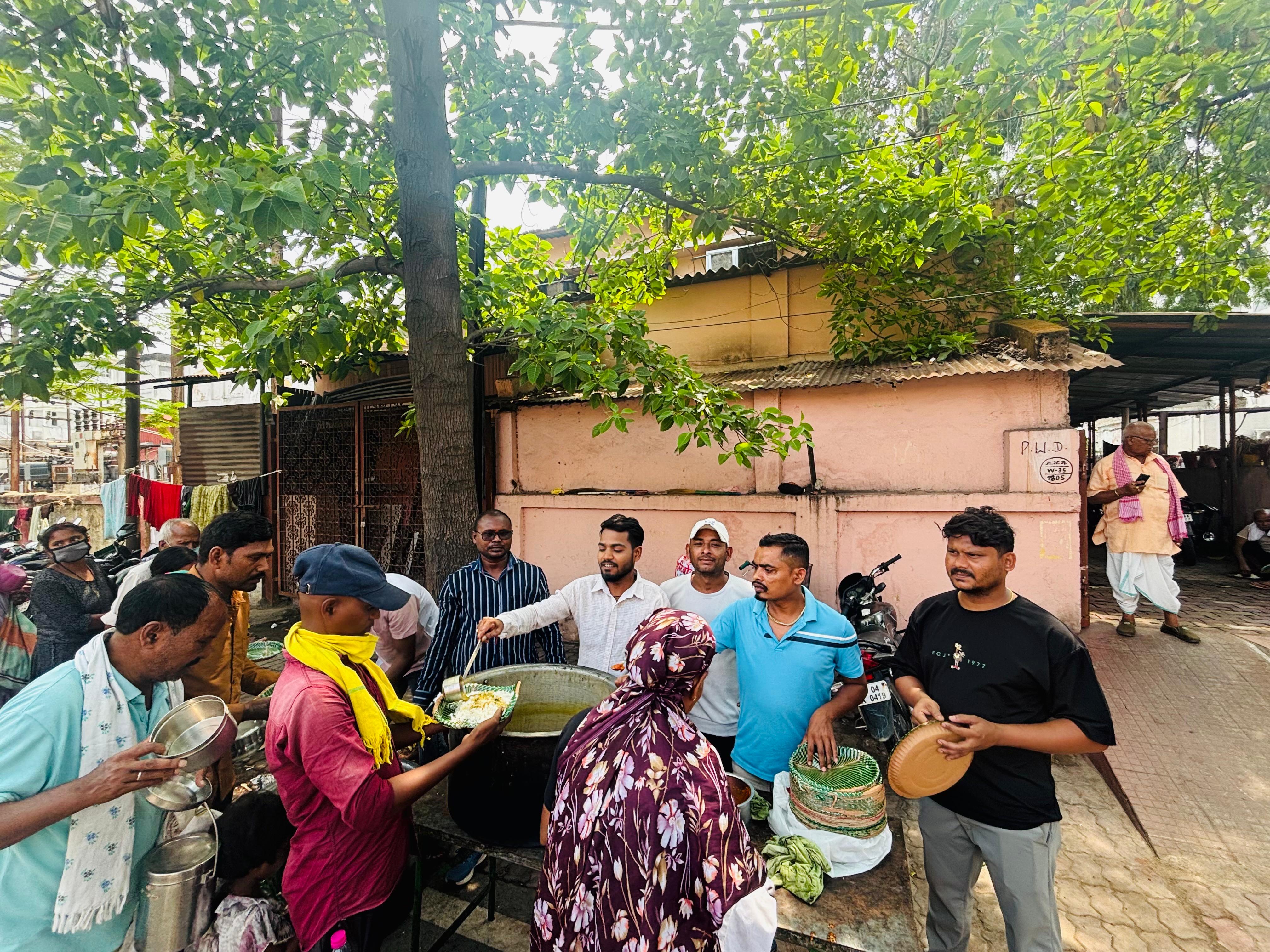 मानवता की मिसाल: दोस्तों के समूह ने रायपुर के मेकाहारा अस्पताल में कैंसर पीड़ितों और परिजनों को कराया भोजन।