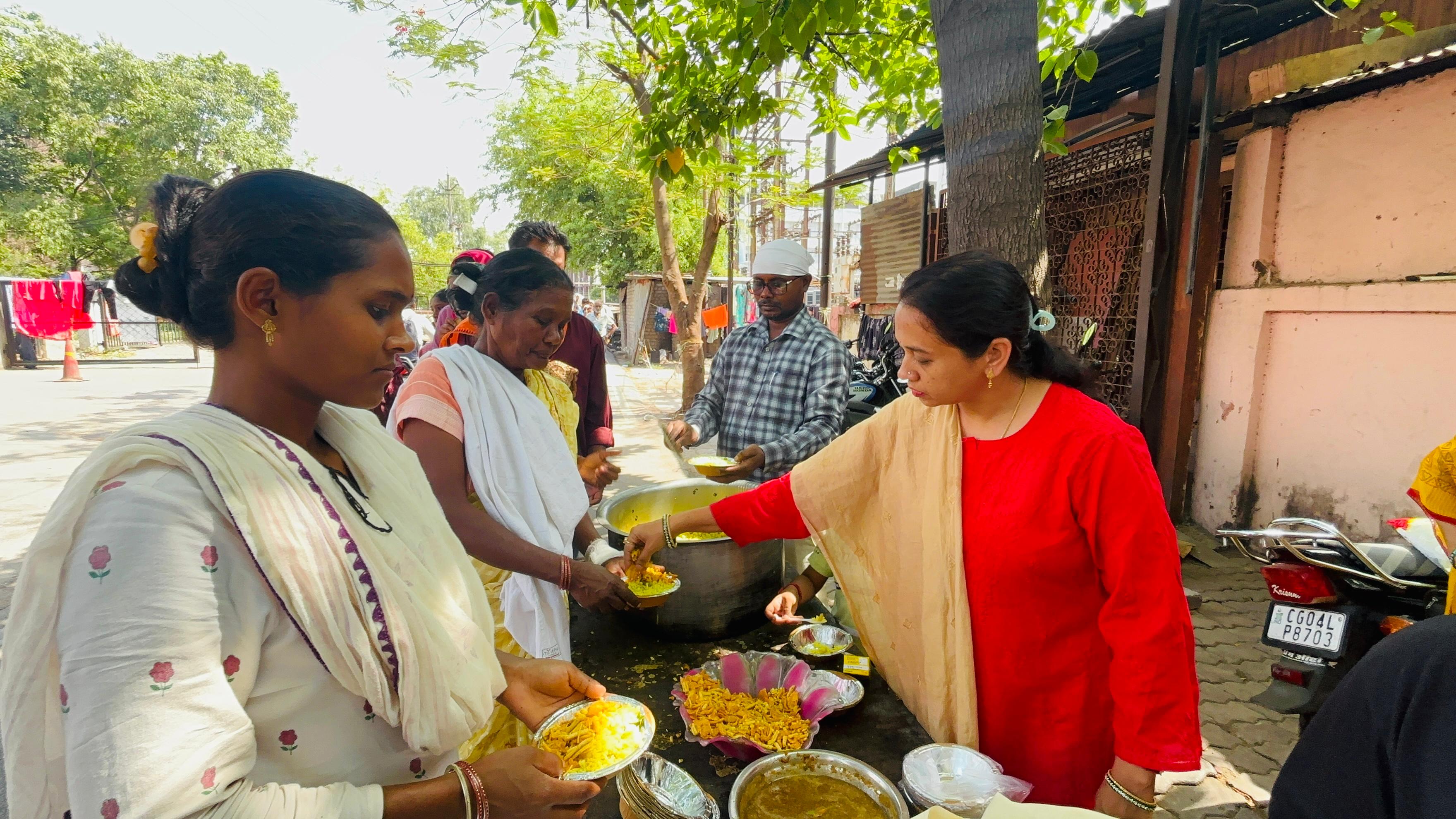 निशा साहू परिवार ने मेकाहारा कैंसर सेंटर में मरीजों और परिजनों को कराया सुबह का नाश्ता।
