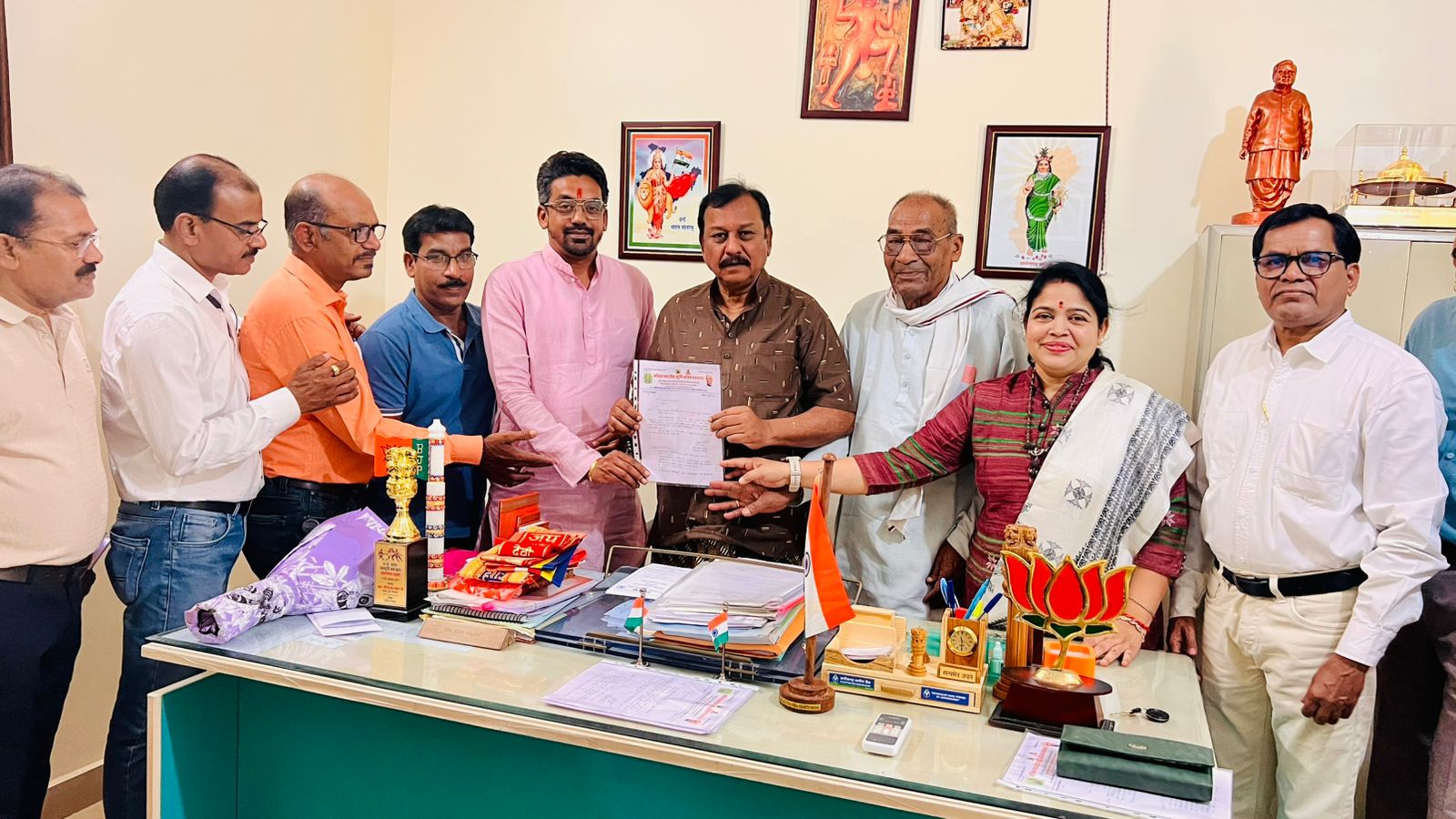 तरुण परगनिहा बने अखिल भारतीय कूर्मि क्षत्रिय महासभा के राष्ट्रीय युवा उपाध्यक्ष प्रदेश अध्यक्ष एवं दुर्ग सांसद  श्री विजय बघेल ने सौंपा नियुक्ति पत्र, समाज में खुशी की लहर।