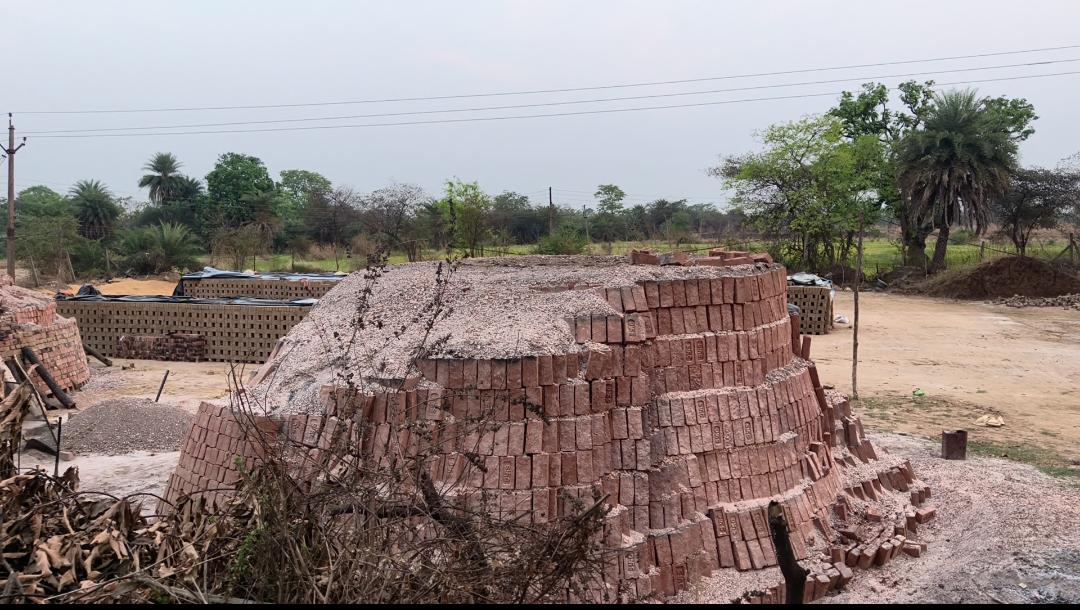 खबर का बड़ा असर: अर्जुनदा तहसीलदार ने ईंट भट्टे पर मारा छापा, 70 हजार ईंटें जब्त; पर माइनिंग विभाग अब भी मौन।