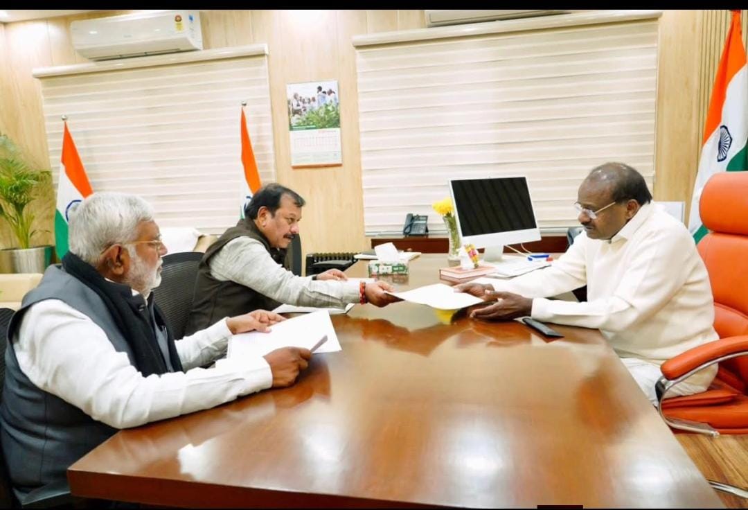 दुर्ग सांसद विजय बघेल ने केंद्रीय इस्पात मंत्री एच.डी. कुमारस्वामी से की मुलाकात; स्थानीय समस्याओं के समाधान हेतु सौंपा ज्ञापन।