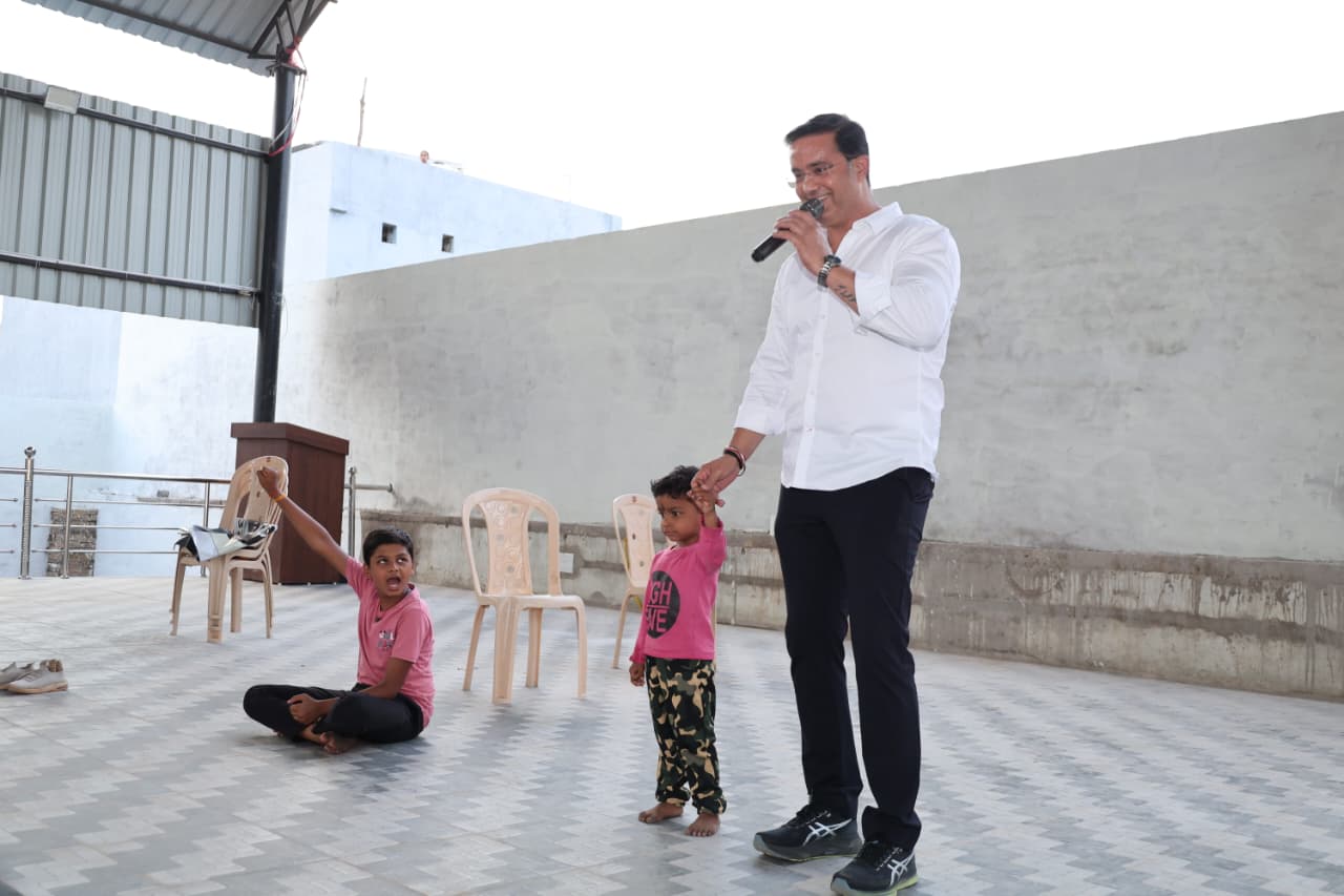 भिलाई कोहका स्थित बीरा जी के अंगना में निशुल्क कराटे का प्रशिक्षण दिया जा रहा है।