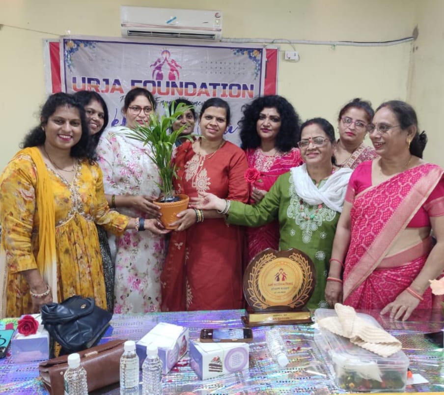 ऊर्जा फाउंडेशन द्वारा महिलाओं के लिए निःशुल्क -100पेपर फ्लावर-100 मेकिंग वर्कशॉप आयोजित।