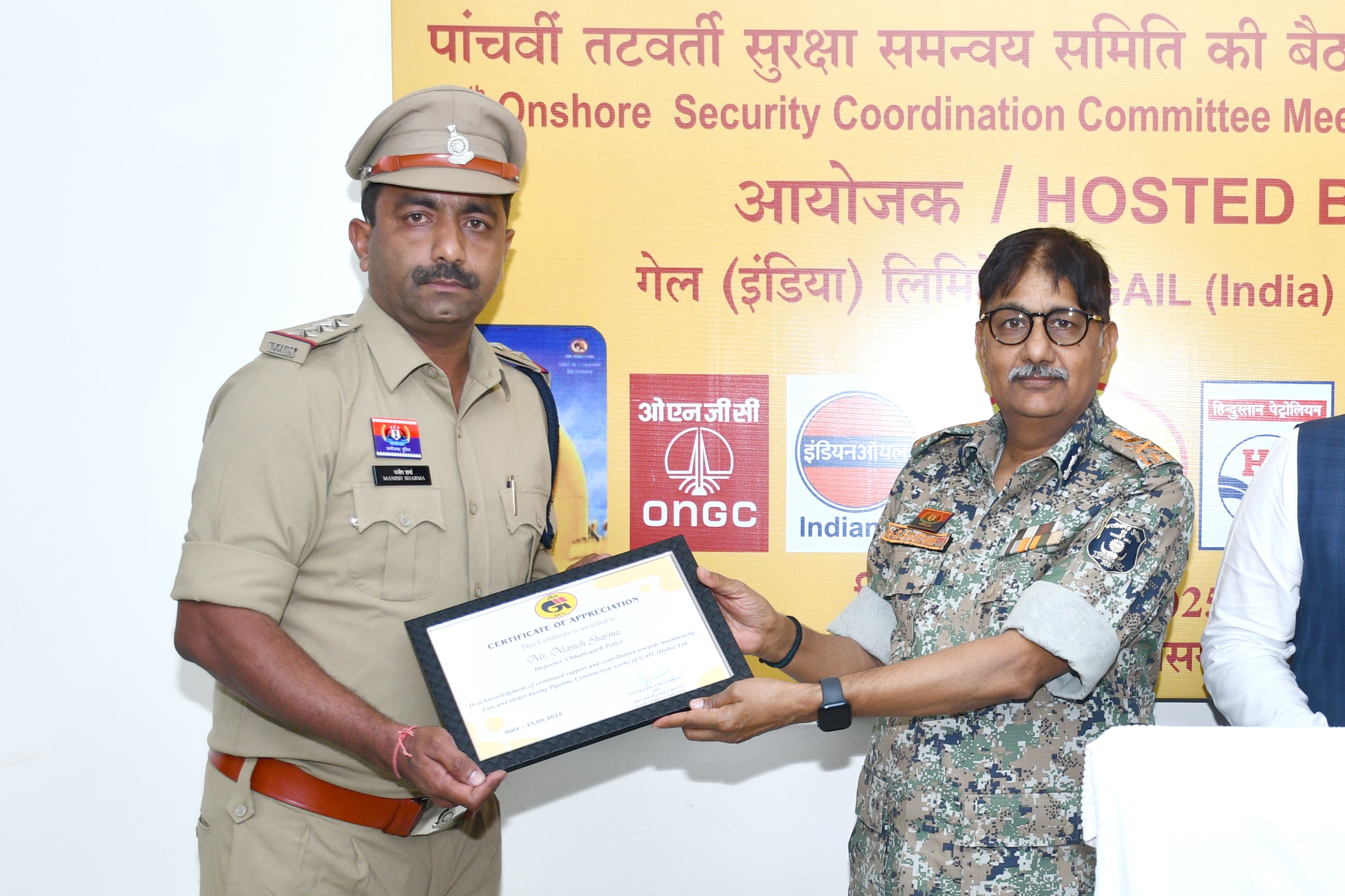 निरीक्षक मनीष शर्मा हुए सम्मानित।*                                                    .*पुलिस मुख्यालय नवा रायपुर में  आयोजित कार्यक्रम में किया गया सम्मान।