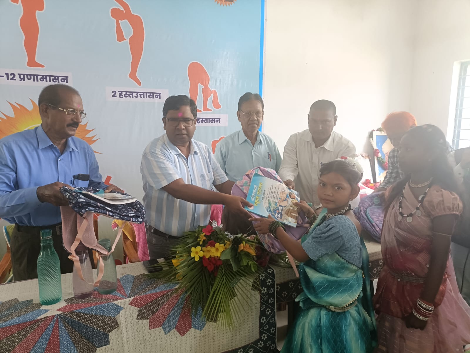 जिला बालोदअपर कलेक्टर  श्री कौशिक सर ने कांदुल की शाला के प्रतिभाओं का किया आत्मीय सम्मान