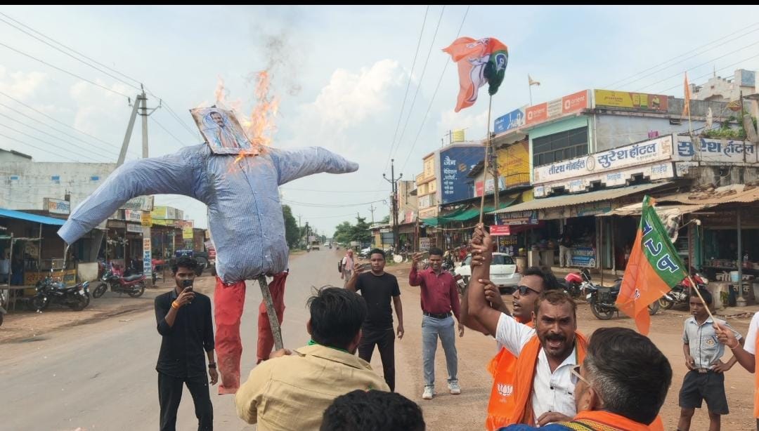 विधायक कुंवर सिंह निषाद के अहंकार और धमकी के खिलाफ सिकोसा में BJYM का उग्र प्रदर्शन, फूंका पुतला।