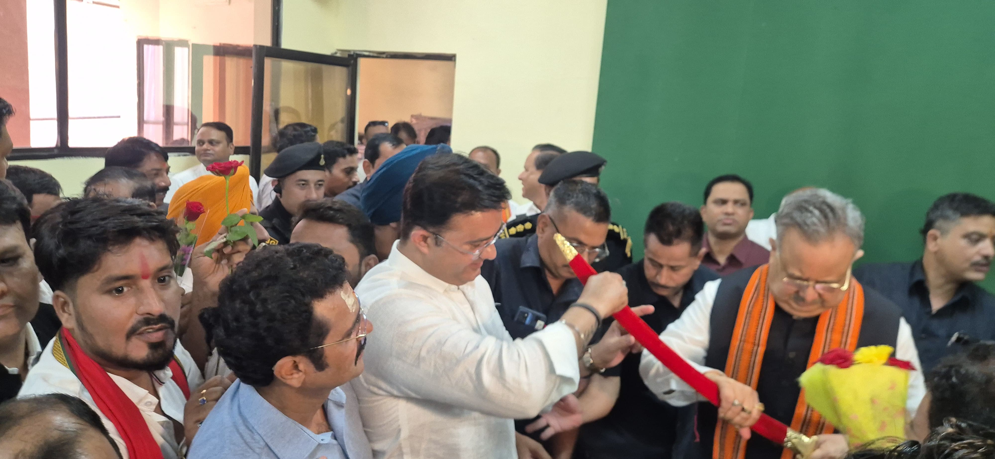 भिलाई ट्रक ट्रेलर ट्रांसपोर्टर्स एसोसिएशन के अध्यक्ष इंद्रजीत सिंह छोटू ने पूर्व मुख्यमंत्री एवं विधानसभा अध्यक्ष रमन सिंह का धूम धाम से जन्म दिन मनाया