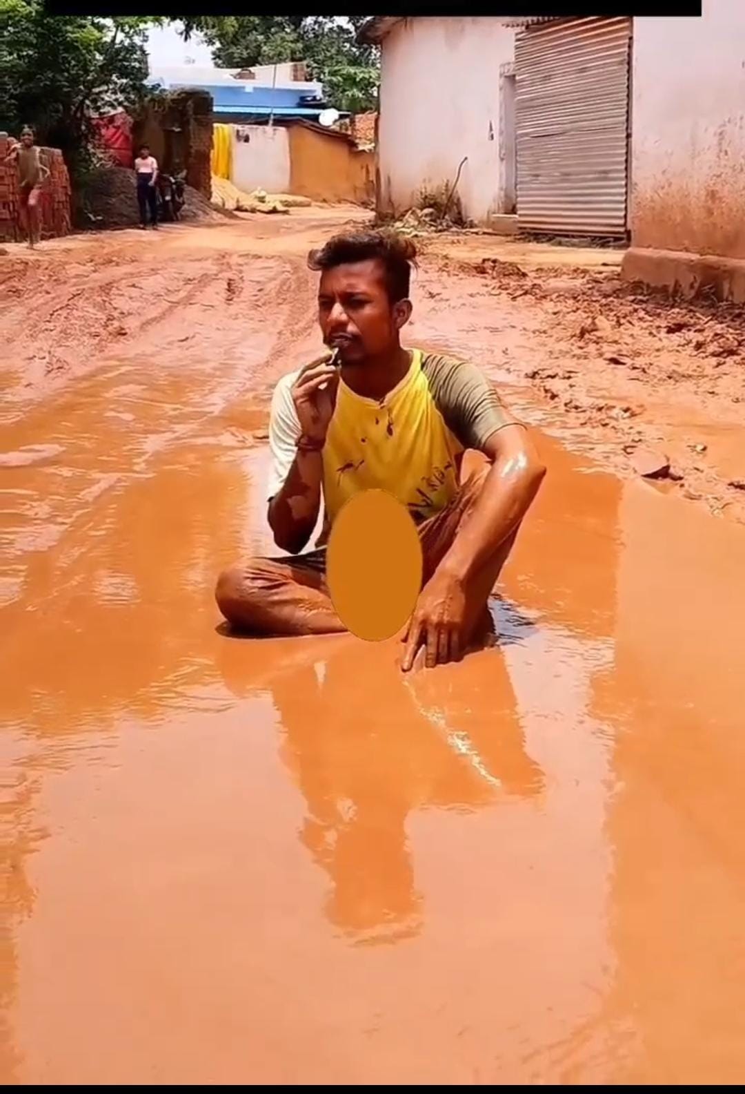 गुंडरदेही विधानसभा में सड़कों की बदहाली को लेकर फूटा युवाओं का गुस्सा; लगातार दूसरी बार के कांग्रेस विधायक के खिलाफ रनचिरई में सड़क पर उतरे युवा।