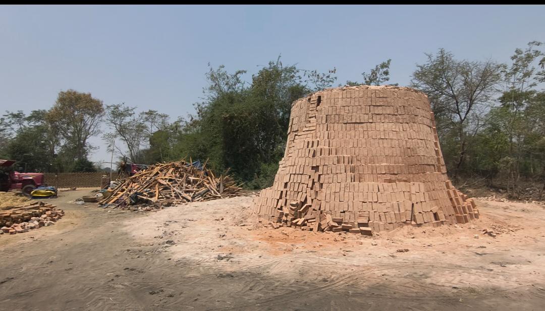 भ्रष्टाचार के आरोपी खनिज अधिकारी प्रवीण चंद्राकर के विरुद्ध PMO में शिकायत; अवैध ईंट भट्टों को संरक्षण देने का आरोप।