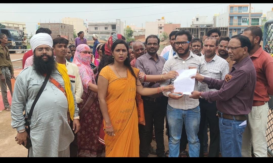 शेष माता मंदिर परिसर में असामाजिक तत्वों के जमावड़े और अवैध निर्माण के विरोध में भक्तों ने सौंपा ज्ञापन।