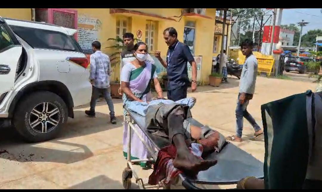 कोंडागांव जिले में मोना सेन की कार और बाइक में टक्कर, तीन घायल।