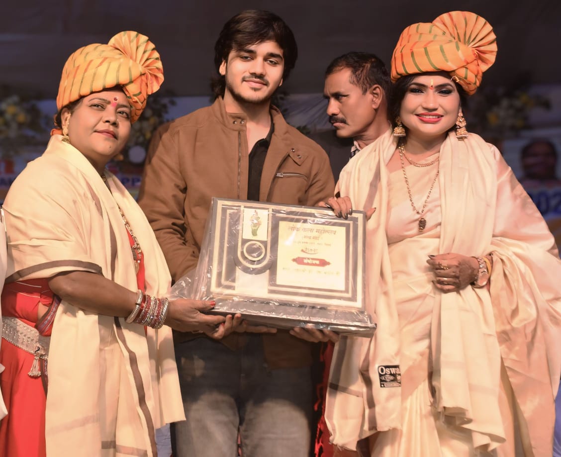Headline- भिलाई में लोक कला महोत्सव के दौरान निखिल सुंदरानी को ‘लोक कला रत्न सम्मान’ से किया गया सम्मानित।
