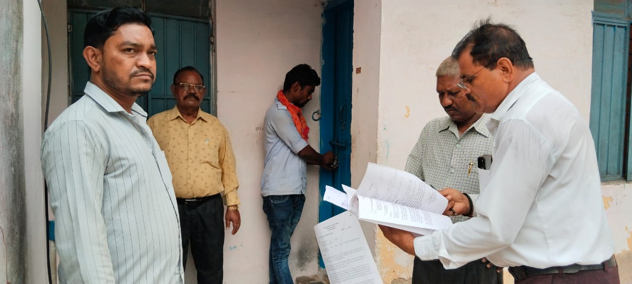 भिलाई स्टील प्लांट, नगर सेवाएं द्वारा अवैध कब्जेधारिओ से तीन लाइसेंसी आवास  आवास खाली करवाये।