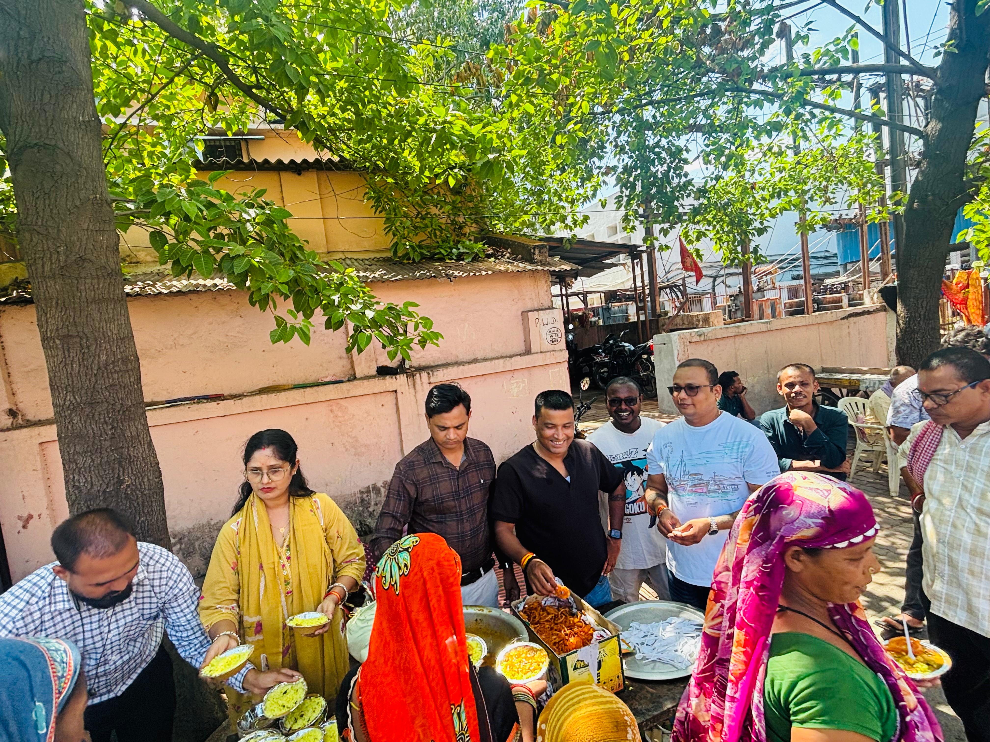जन्मदिन के अवसर पर कैंसर पीड़ितों को परोसा गया अपनत्व, श्री हरीश साहू ने मेकाहारा हॉस्पिटल में कराया नाश्ता वितरण।