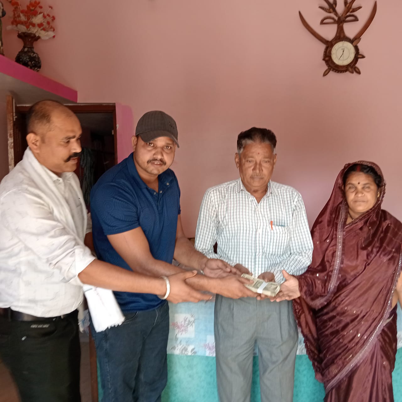 जयपुर राजस्थान में शहीद BSF जवान टिकाराम के परिवार को BSF के साथियों ने चेक दिया कहा हर संभव परिवार के लिए खड़े हैं।