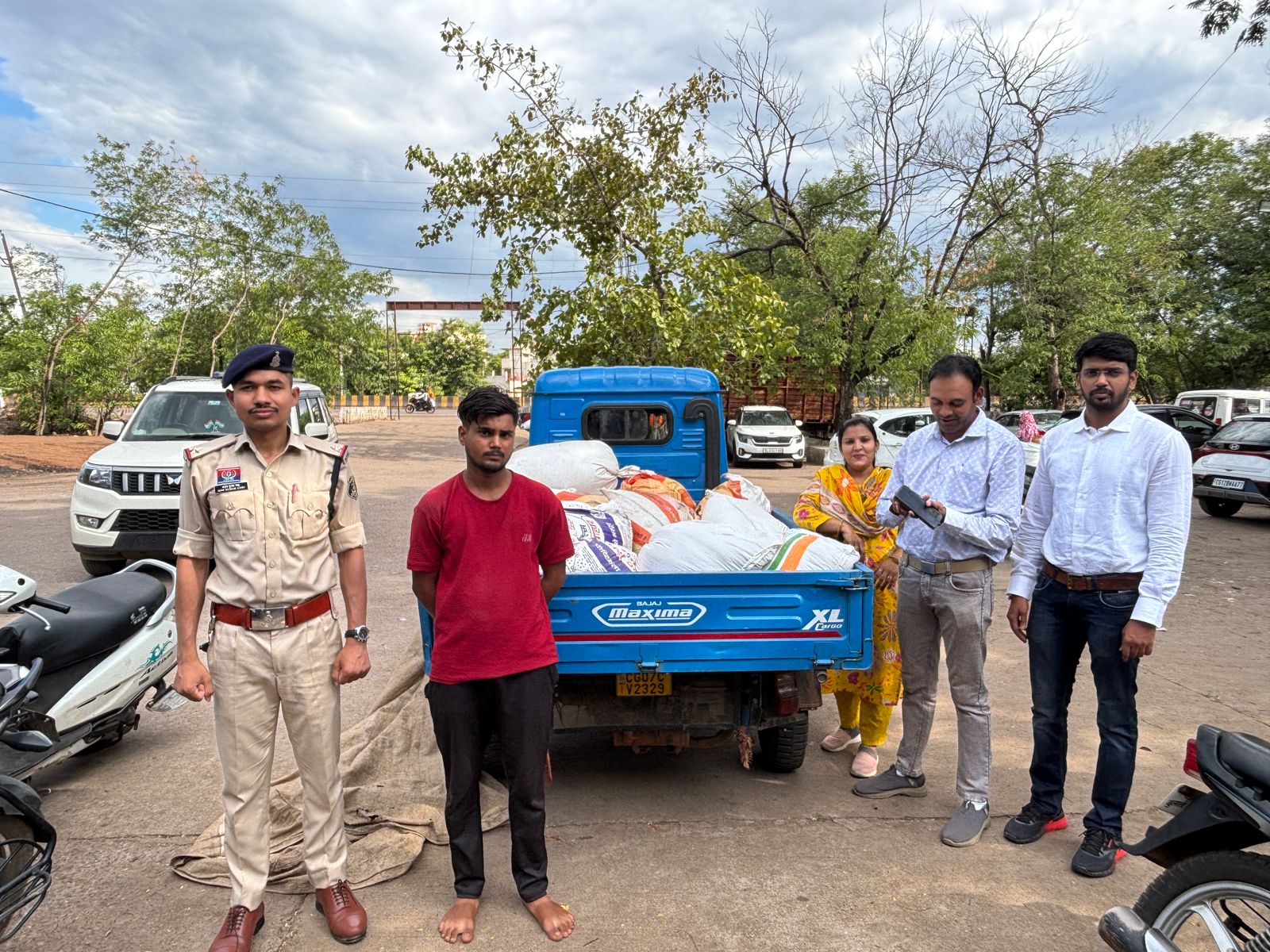 सोसायटी के चावल का अवैध परिवहन करते आरोपी वाहन सहित गिरफ्तार, सुपेला पुलिस और खाद्य विभाग की संयुक्त कार्रवाई जारी