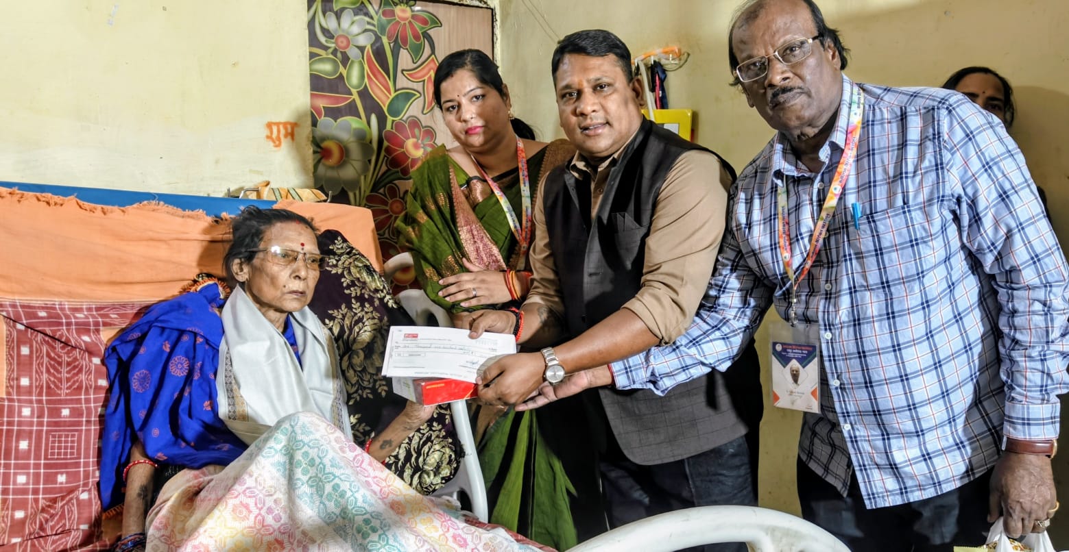 महान विभूति डॉ. तीजन बाई का सम्मान कर कर्म प्रथम चैरिटेबल फाउंडेशन ने निभाई सामाजिक जिम्मेदारी।